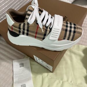 NEW BURBERRY SNEAKER size 39 Authentic